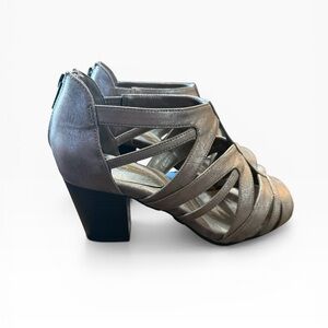 Easy street Amaze Pewter Metallic Heeled Sandal Size 9 Wide Width